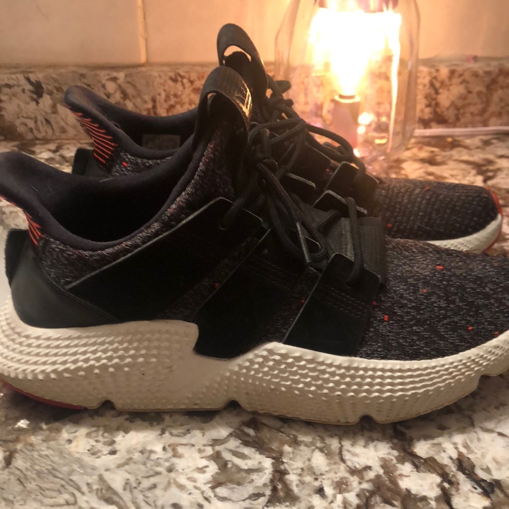 Adidas Mens sz 7. Women’s sz 9